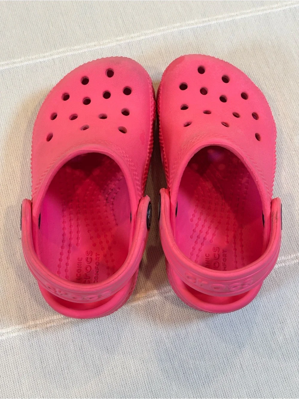 Crocs Classic Clogs – Bright Pink size 7 toddler